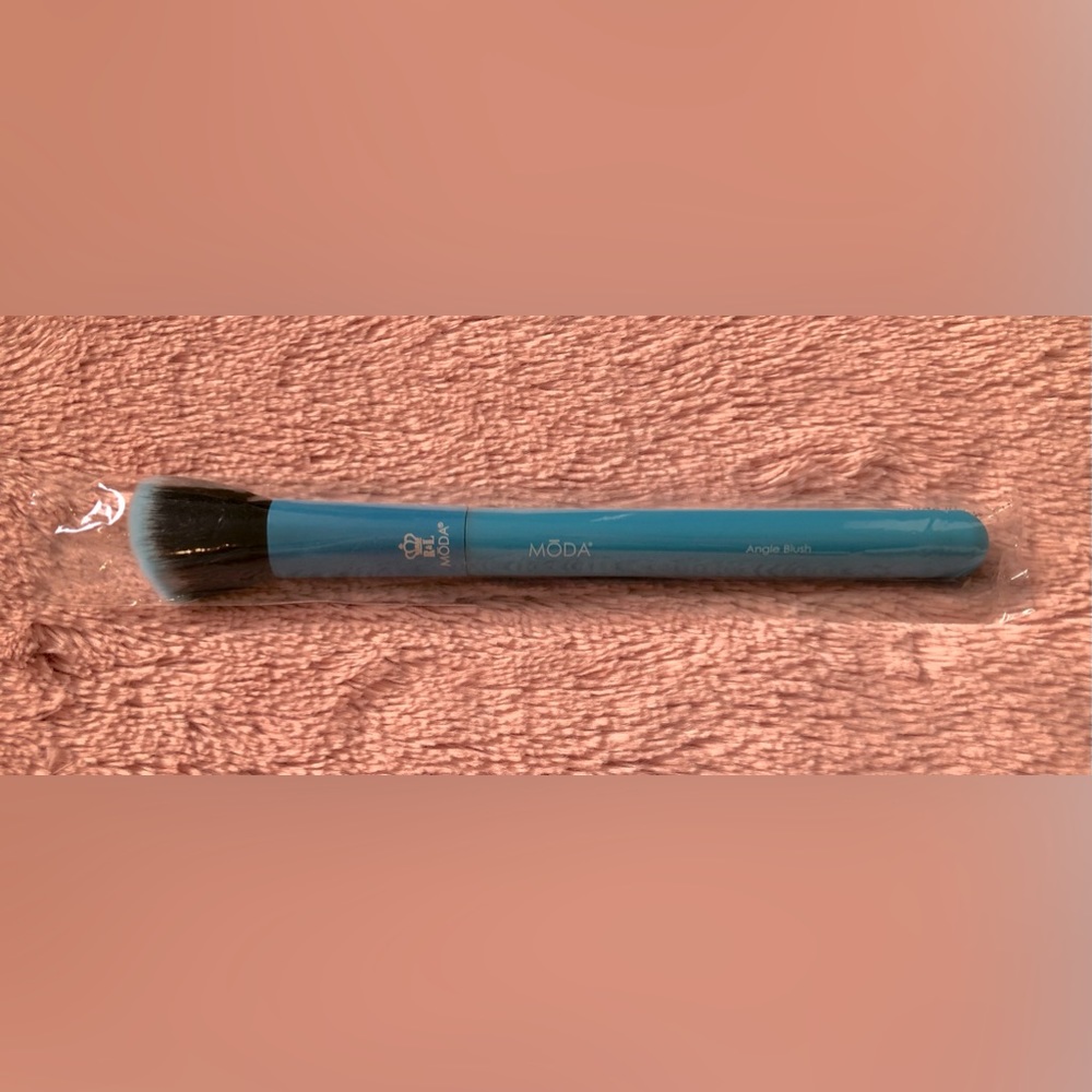 BNIB Moda Neon angle contour / blush brush